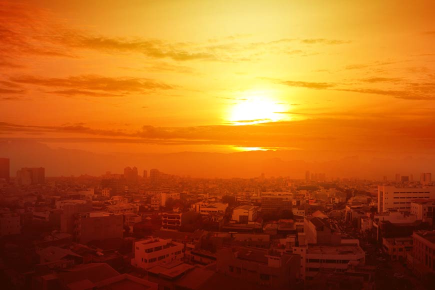 Photo of scorching sunset over city